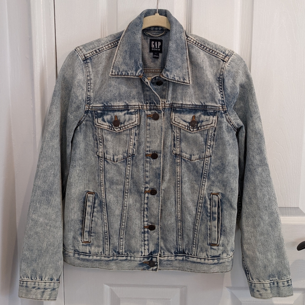 GAP - Women Icon Denim Destructed Jean Jacket Washwell - S